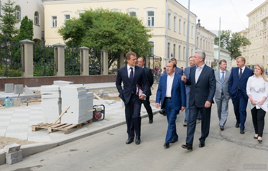 Осмотр хода работ по благоустройству Пятницкой улицы