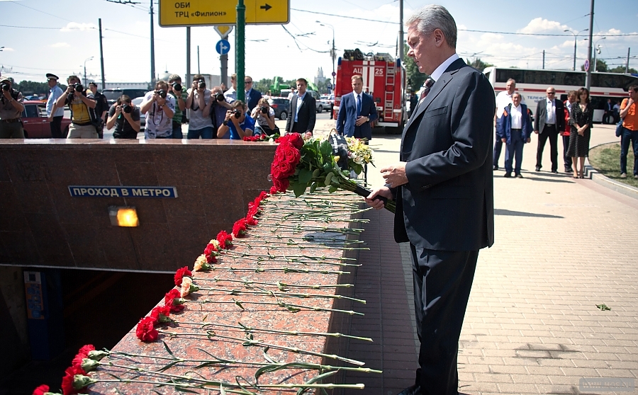 Возложение цветов у метро «Парк Победы»
